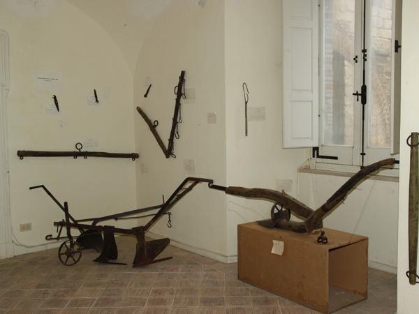 attrezzi  antichi.jpg